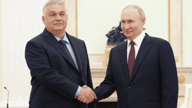 پوتین و اوربان با هم دست می‌دهند