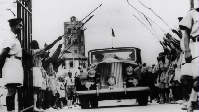 Ọba Adesoji Tadenikawo Aderemi ninu ọkọ ti wọn ti n yẹ si