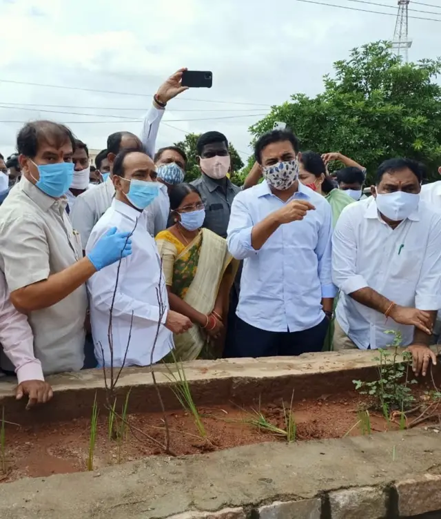 గత ఏడాది వరద అనంతర పరిస్థితులను మున్సిపల్ మంత్రి కేటీఆర్ పరిశీలించారు.