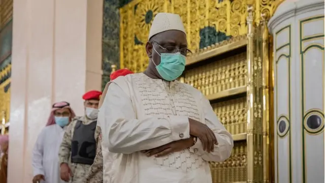 Dadka caanka ah ee Masjidka Nabiga NNKH ee masjid Nabawi salaadaha faralka ku gutay waxaa kamid ah Madaxweynaha Senegal ee Macky sall, waxaana Eeebe uu wafajiyay in uu ku tukado gudaha Rawda.