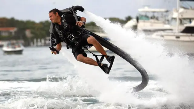 От транспорта будущего к пляжному развлечению: водометы гидроранца JetLev нагнетают воду через 10-метровый шланг высокого давления и создают тягу, достаточную, чтобы поднять человека в воздух
