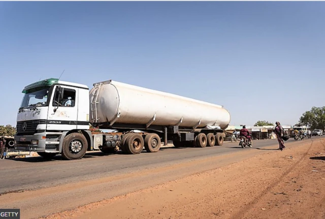 Un camion-citerne sur un goudron