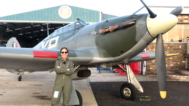 Анна Уокер - единственная в мире женщина-пилот, летающая на "Харрикейне"