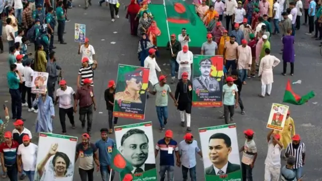 ব্যানার, ফেস্টুন ও পতাকা হাতে বিএনপি নেতাকর্মীদের মিছিল