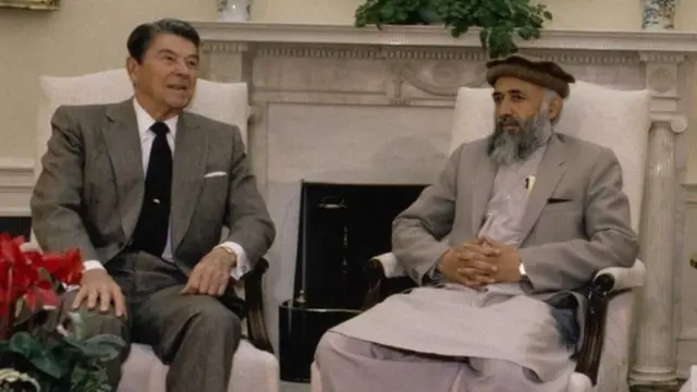 در زمان دولت رونالد ریگان، امریکا میلیاردها دلار به گروه های مجاهدین افغان که در پاکستان مستقر بودند کمک نظامی و مالی کرد
