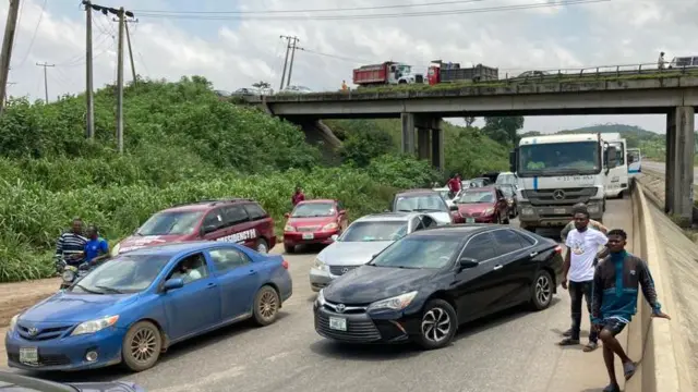 T﻿raffic buildup wey di protest cause