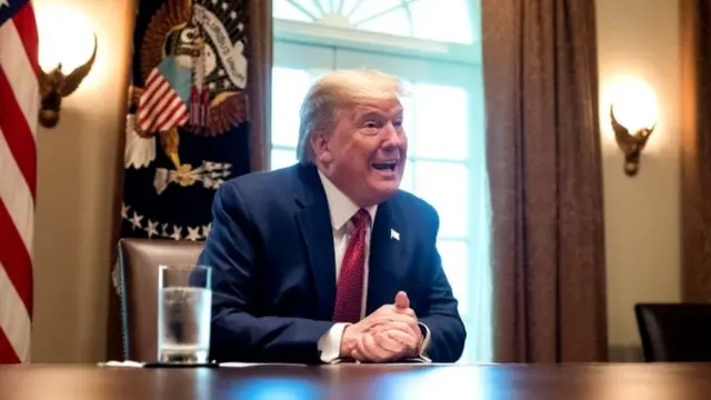 Tổng thống Trump kêu gọi các bệnh viện ngừng "tích trữ" vật tư y tế, bao gồm cả máy thở