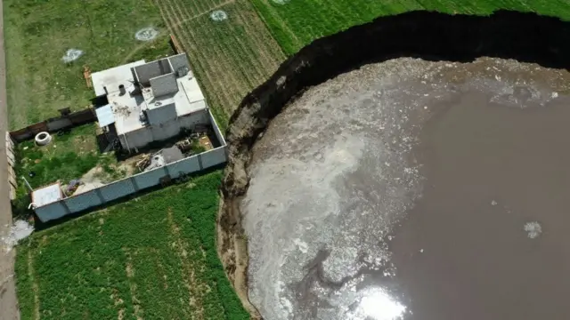 El agujero sigue creciendo y amenaza con "tragarse" una casa cercana.