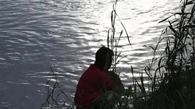 Wani mutum na tsuguno a fili