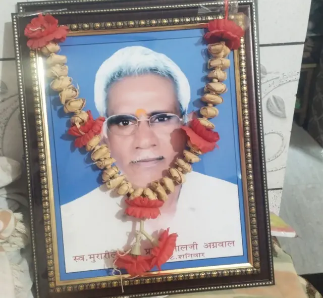 મુરારીલાલ અગ્રવાલ અમદાવાદના હાટકેશ્વર વિસ્તારમાં ફ્રૂટની લારી ચલાવતા હતા