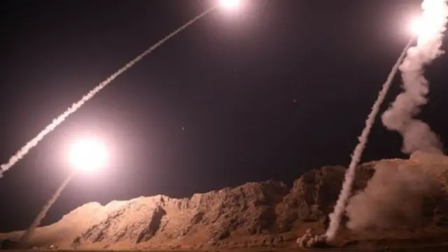 Missiles balistiques iraniens qui visent la ville d'Abu Kamal, dans la province syrienne de Deir ez-Zor le 1er octobre 2018.