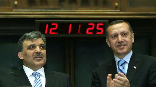 Recep Tayyip Erdoğan ve Abdullah Gül yanyana. Erdoğan gülümseyerek alkışlıyor. 