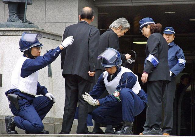 Policía japonesa registrando a yakuza