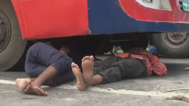 যানজটে থেমে থাকা গাড়ির নিচেই ঘুমিয়ে নিচ্ছেন দু'জন