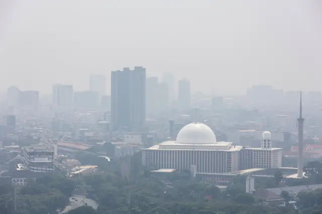 Индонезиянын борбору Жакарта абасы эң булганыч шаарлардын катарына кирди