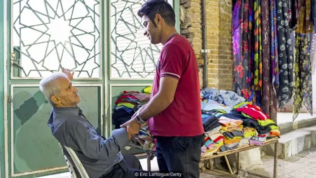 從購物到交易,該國的每種社交互動均由 taarof 指示