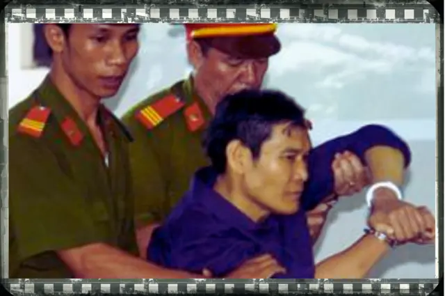 Linh mục Tađêô Nguyễn Văn Lý bị công an Việt Nam cùm tay trong vụ án chấn động vào năm 2007