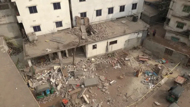 বিস্ফোরণে ভবনের দুটি কক্ষের দেয়াল এবং ছাদের একটি অংশ বিধ্বস্ত হয় 