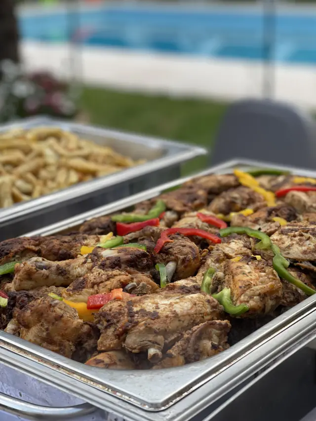 Un plat de viande -buffet de mariage