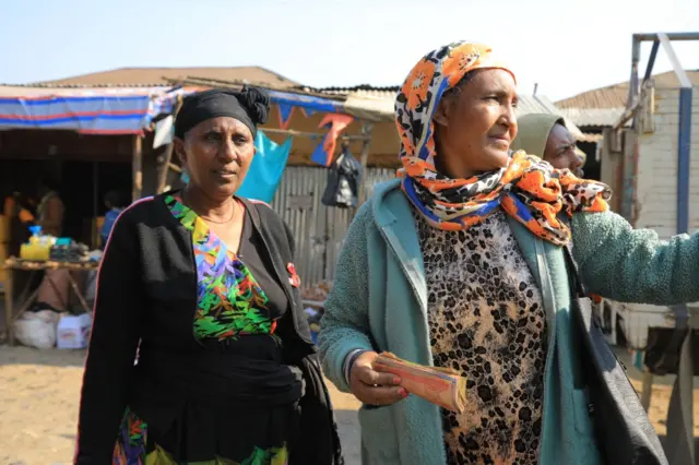 Aaddee Biraanee maamiila waliin dhaabbatanii