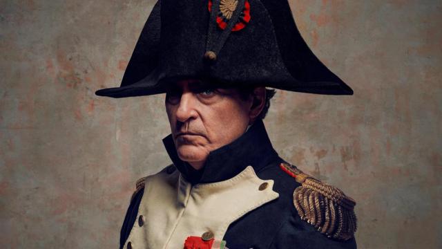 Joaquin Phoenix caracterizado como Napoleão Bonaparte para o novo filme de Riddley Scott