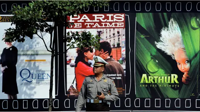 polisi dan baliho film di Jakarta
