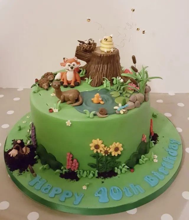 ብእንስሳ ዘገዳም ዝተመሰለ ናይ ልደት ኬክ ብፊዮና መርደው