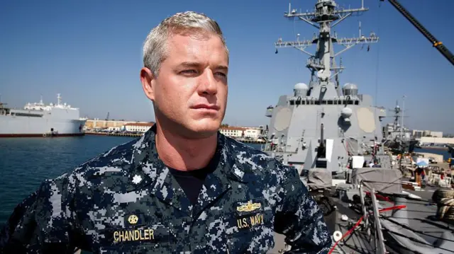 Eric Dane con uniforme de la Marina de EE.UU. a bordo de un buque