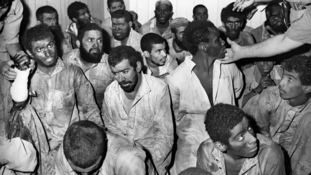 گروهی از شبه نظامیان به رهبری جهیمان عتیبی بعد از پایان گروگانگیری؛ بیشتر شبه نظامیان محکوم به اعدام شدند