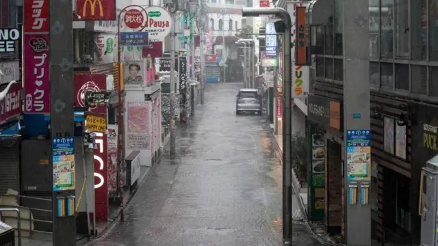 El distrito de Harajuku, de Tokio, por lo general repleto de personas, está desierto.