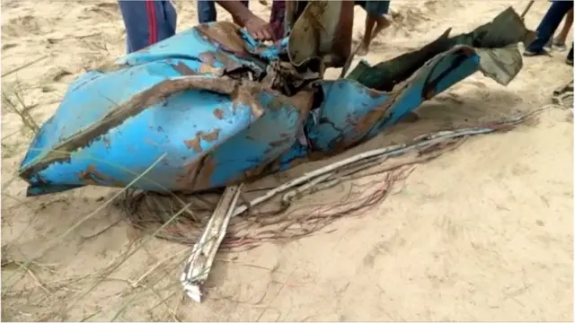 బయటకు తీసిన బోటు భాగాలు