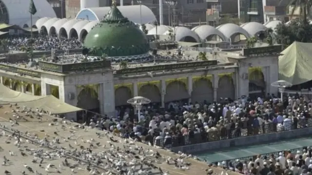 दरगाह पर ज़ायरीन