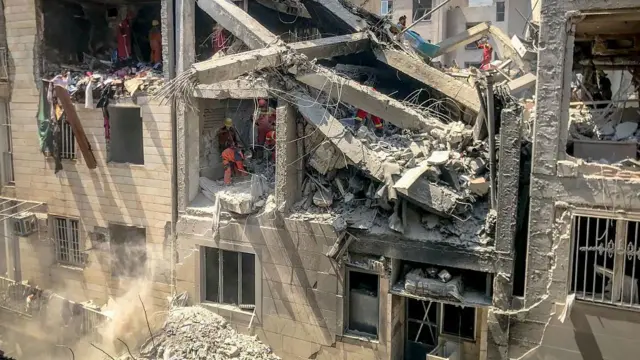 Foto bangunan yang menjadi sasaran serangan Israel di Teheran, Iran, pada 13 Juni 2025.