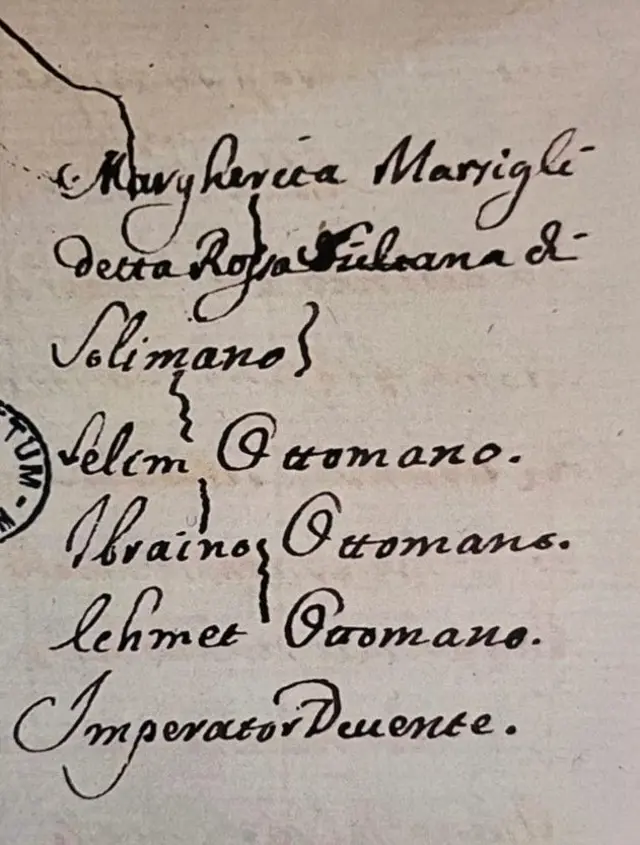 Vatikan arxivlərində tapılan soy ağacının görüntüsü. Sənəddə IV Mehmedtn yanında "Hökmdarlıq edən Padşah" yazılır və onun soyunun Margherita Marsigli adlı bir qadına dayandığı qeyd olunur.