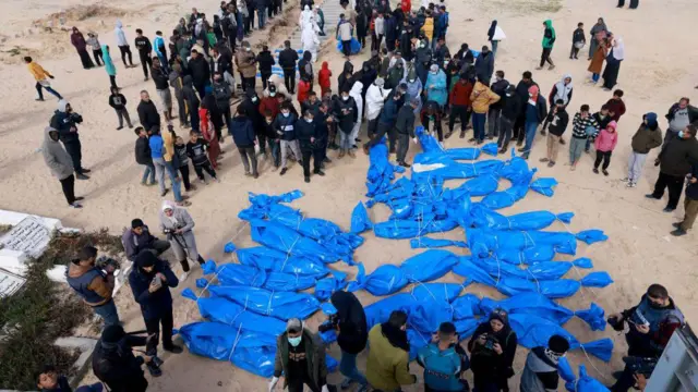 دفن الكثيرون في غزة دون تحديد هويتهم