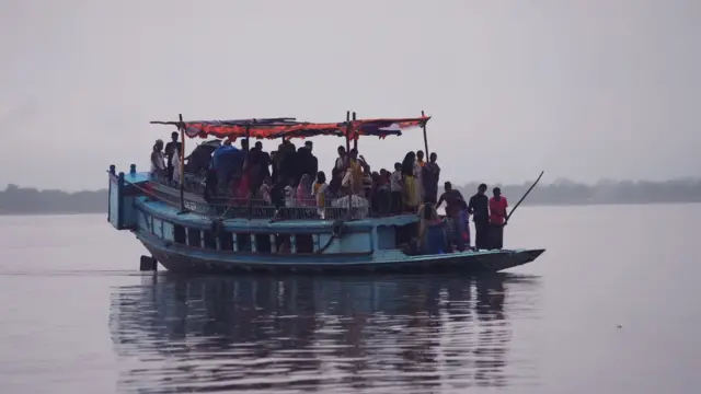 এমন বড় নৌকায় করে দূরদূরান্তে যাতায়াত করেন যাত্রীরা