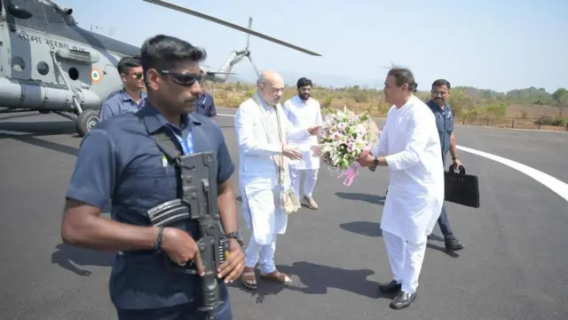 अमित शाह यांचं स्वागत करताना प्रफुल्ल पटेल