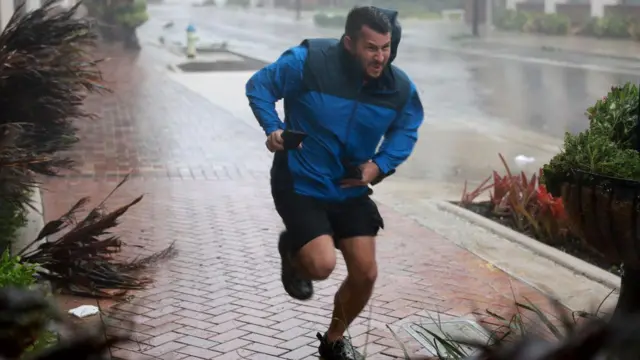 Pesin dey run as wind dey blow
