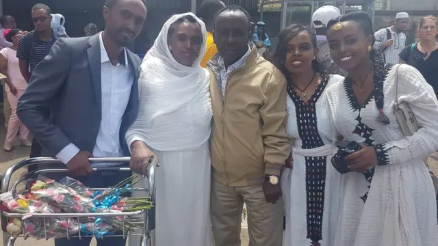 ጋዜጠኛ ነጋ ተገኝ ምስ በዓልቲ ቤቱ ወይዘሮ ትርሓስ የማነን ሰለስተ ደቁን፡ ድሕሪ 20 ዓመታት ኣብ ከተማ ኣዲስ ኣበባ እንትራኸብ፡ ዘርኢ ምስሊ፡ መዕርፎ ነፈርቲ ቦሌ፡ ኣዲስ ኣበባ