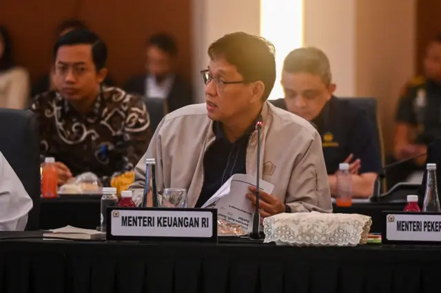 Menteri Keuangan Purbaya Yudhi Sadewa menyampaikan paparan saat mengikuti rapat koordinasi pemulihan pascabencana di Kompleks Parlemen, Senayan, Jakarta, Rabu (18/2/2026).