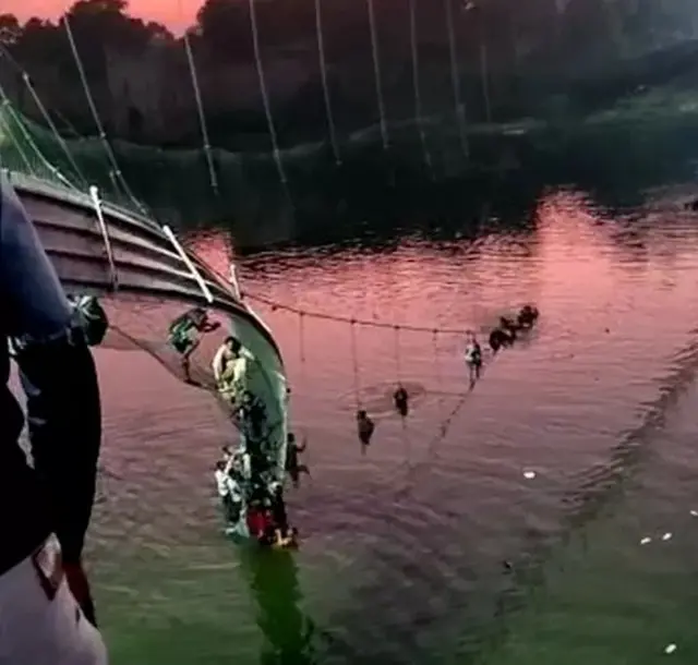 पुल टूटने के बाद कई लोग पुल पकड़कर लटके हुए थे