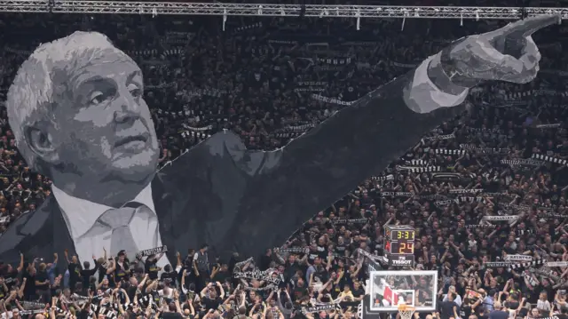 Koreografija navijača Partizana na jednoj od utakmica košarkaške Evrolige