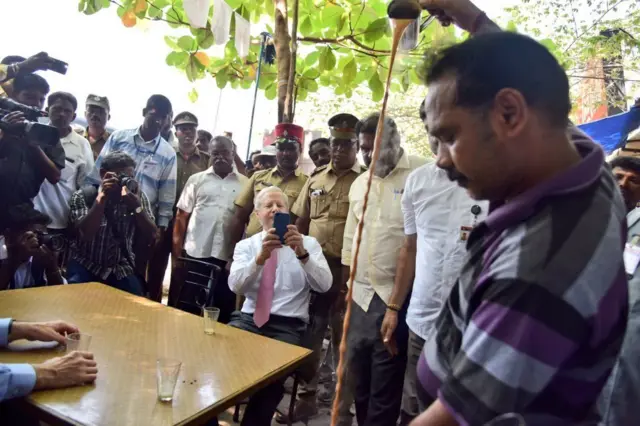 தெருவோர டீ கடையில் டீ ஆற்றிய அமெரிக்க தூதர்