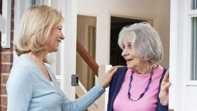Una mujer con su anciana madre