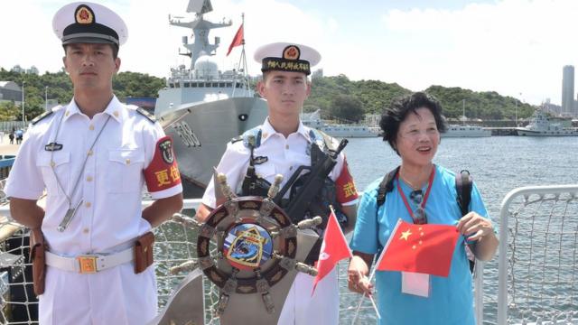 獲安排出席歡迎儀式的香港市民與銀川艦上的軍人合影（中新社圖片7/7/2017）