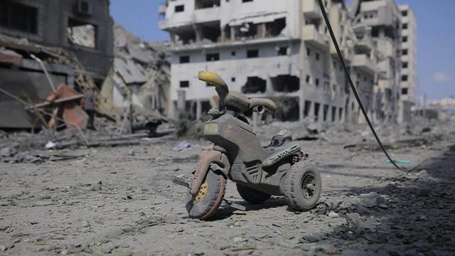 Moto infantil ao ladoaposta sistema sportingbetdestroços causados pela guerra entre Israel e Hamasaposta sistema sportingbetGaza