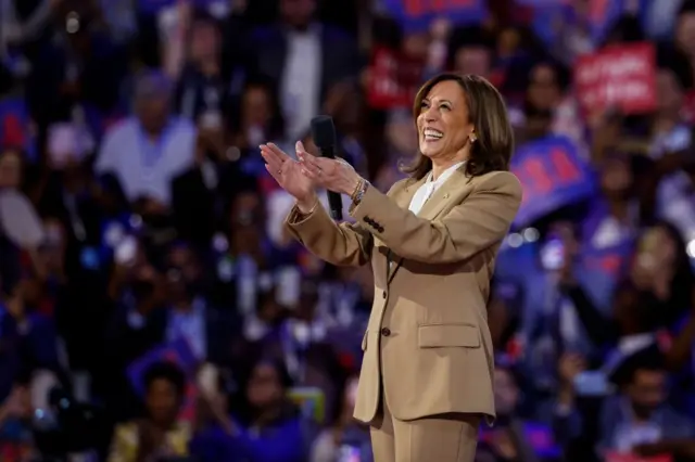 Phó tổng thống Kamala Harris trên sân khấu Đại hội Đảng Dân chủ 