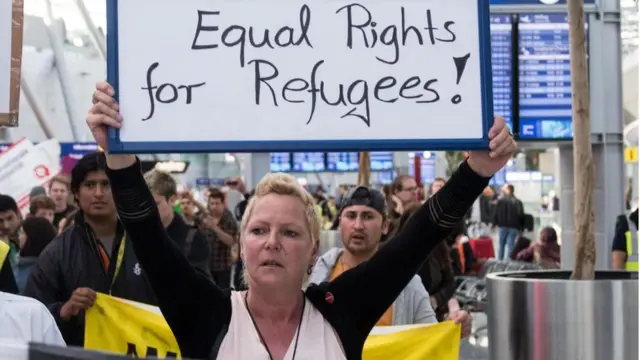 یو شمېر بهرنیان هم په اروپا کې د افغانانو د استولو پر خلاف کمپاین کوي.