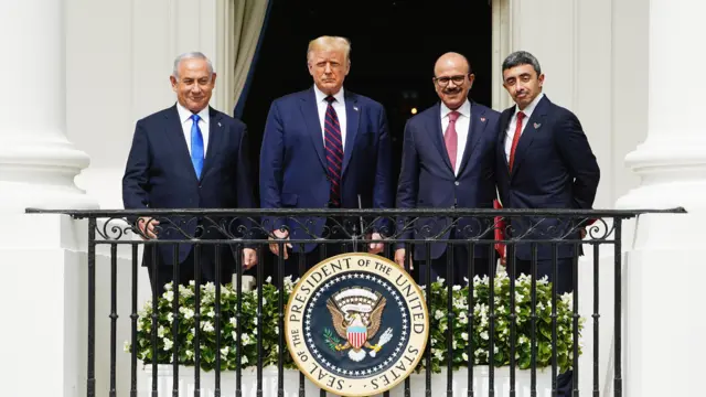 (من اليسار إلى اليمين) بنيامين نتنياهو، دونالد ترامب، الشيخ خالد بن أحمد آل خليفة والشيخ عبد الله بن زايد بن سلطان آل نهيان خلال حفل توقيع اتفاقيات إبراهيم في البيت الأبيض، 15 سبتمبر/ أيلول 2020.