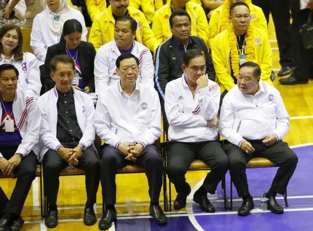 พล.อ. ประยุทธ์ กับ พล.อ. ประวิตร นั่งเคียงข้างกันในระหว่างรอลุ้นผลการจับสลากเบอร์ผุ้สมัคร ส.ส.กทม. ของพรรค เมื่อ 3 เม.ย.